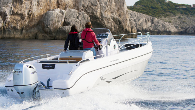 Bateau équipé d'un moteur BF250, utilisé par des démonstrateurs, sur le littoral.