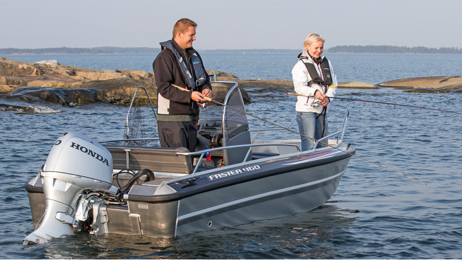 Bateau équipé d'un moteur Honda, utilisé par des démonstrateurs, sur le littoral.