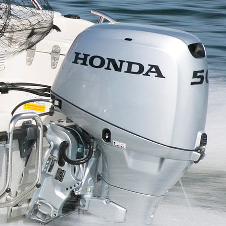 Gros plan du moteur BF50, sur le littoral.