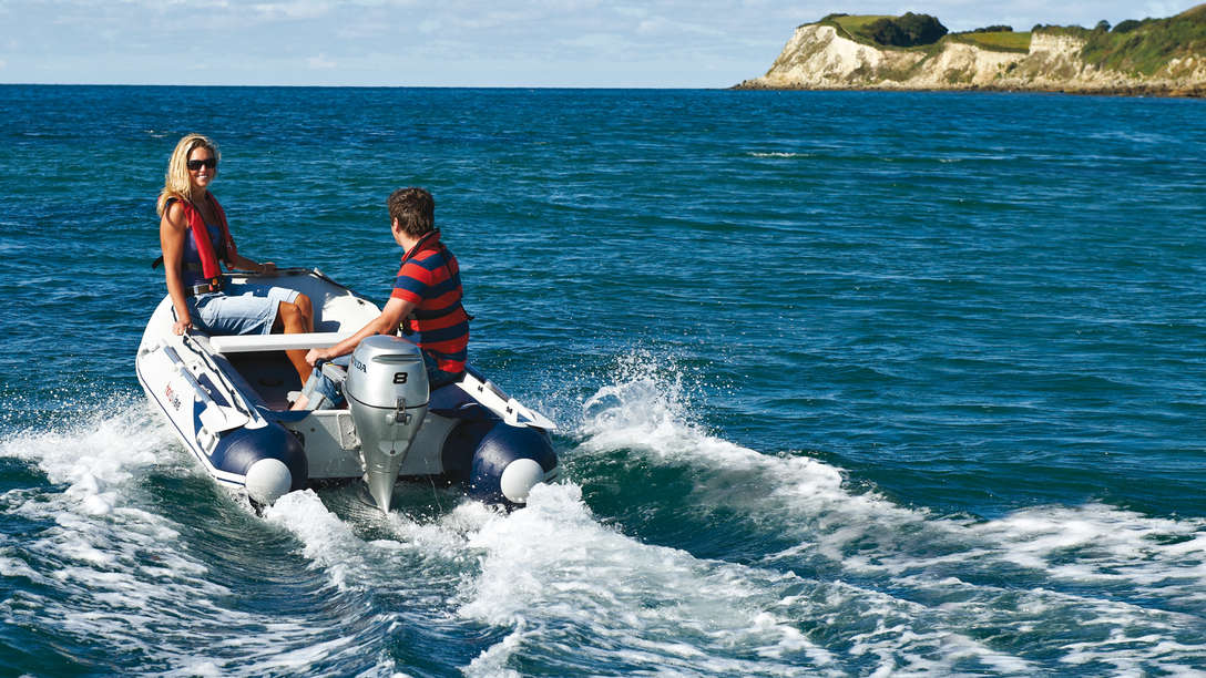 Bateau gonflable Honda, utilisé par des démonstrateurs, sur le littoral.