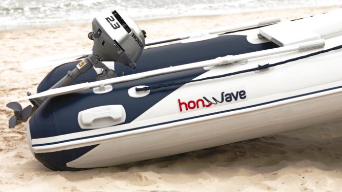 Vue latérale d'un bateau gonflable Honda, sur la plage.