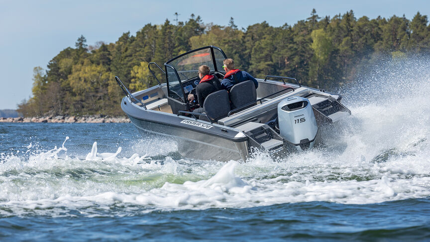 Couple sur bateau avec un moteur Honda BF115. 