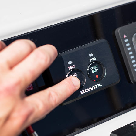 Gros plan sur les boutons démarrage et arrêt des moteurs hors-bord Honda.