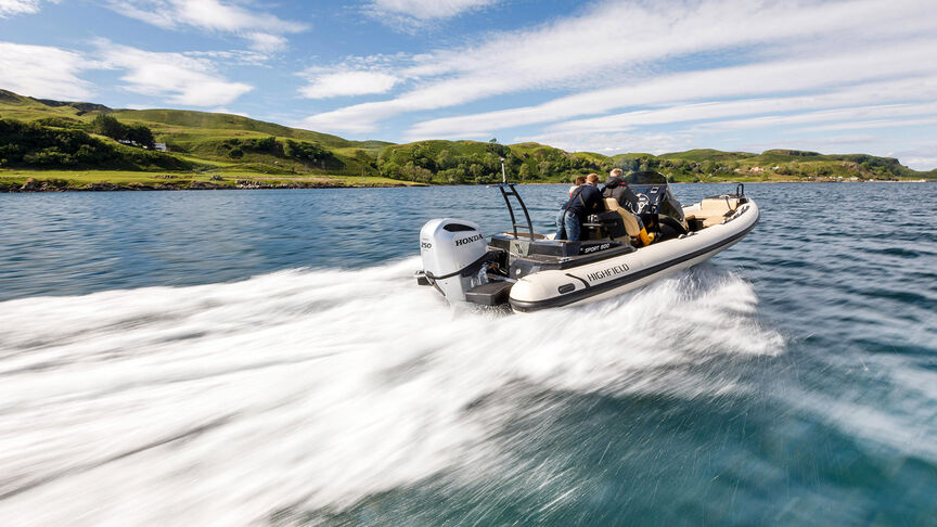 Couple sur un bateau avec un moteur Honda BF200. 