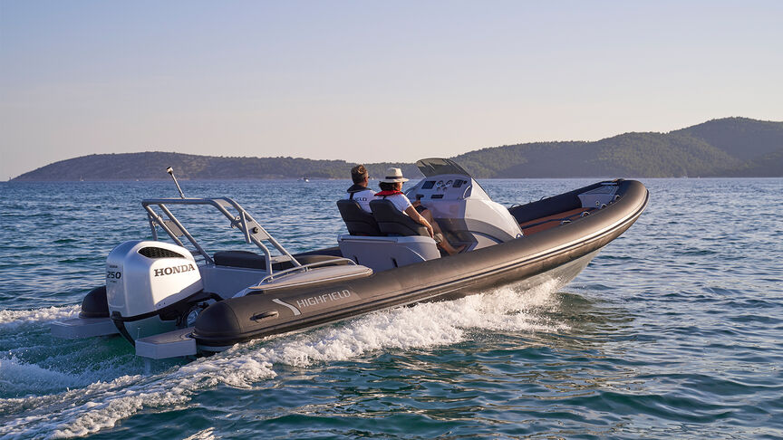 Couple sur un bateau avec un moteur Honda BF200. 