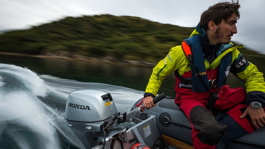 Homme sur un bateau Honwave avec un moteur Honda BF. 