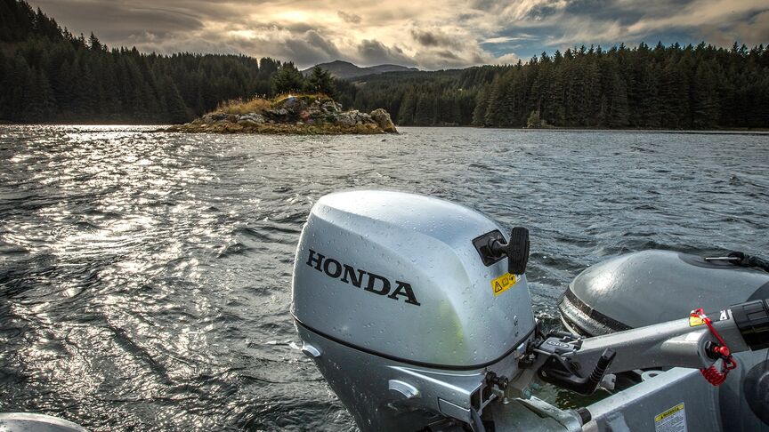 Homme sur un bateau Honwave avec un moteur Honda BF. 