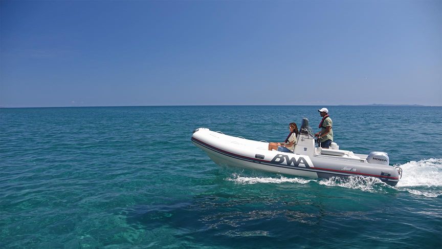Couple à bord d'un bateau pneumatique équipé d'un moteur hors-bord Honda BF 50