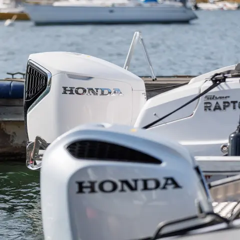 Gros plan des moteurs Honda BF sur des bateaux dans l'eau. 