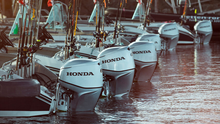 Une gamme de moteurs Honda BF60 à l'arrière des bateaux dans l'eau. 