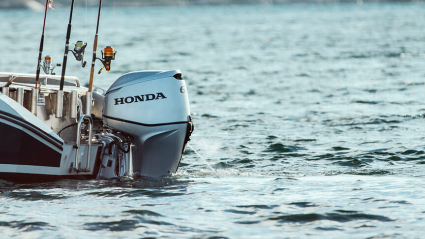 Une gamme de moteurs Honda BF60 à l'arrière des bateaux dans l'eau. 