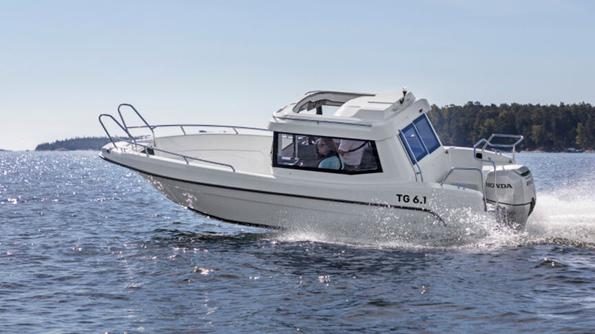 Mannequin pilotant un bateau en mer, équipé du moteur BF80-100.