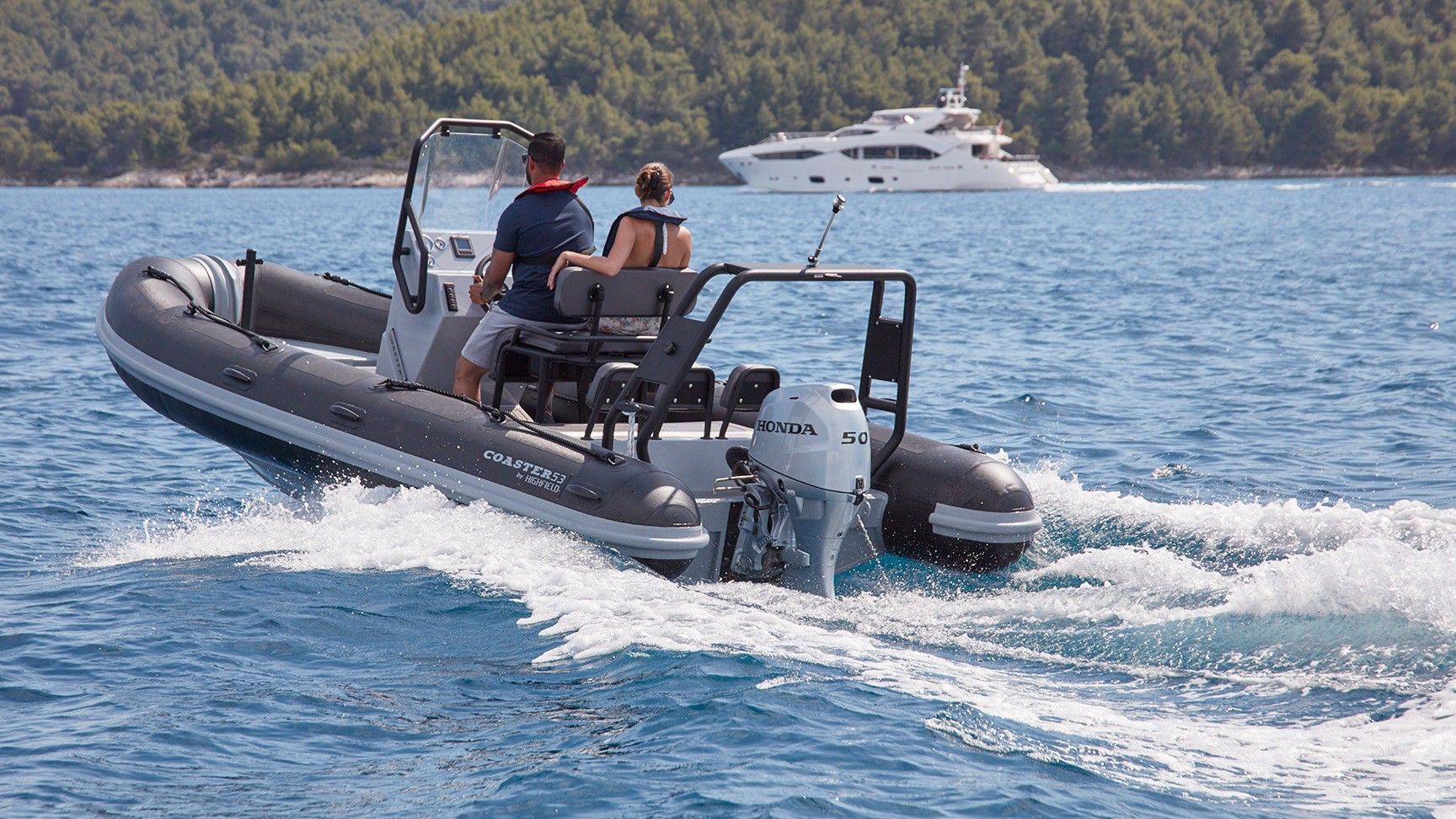 Femme et homme sur un bateau dans la mer