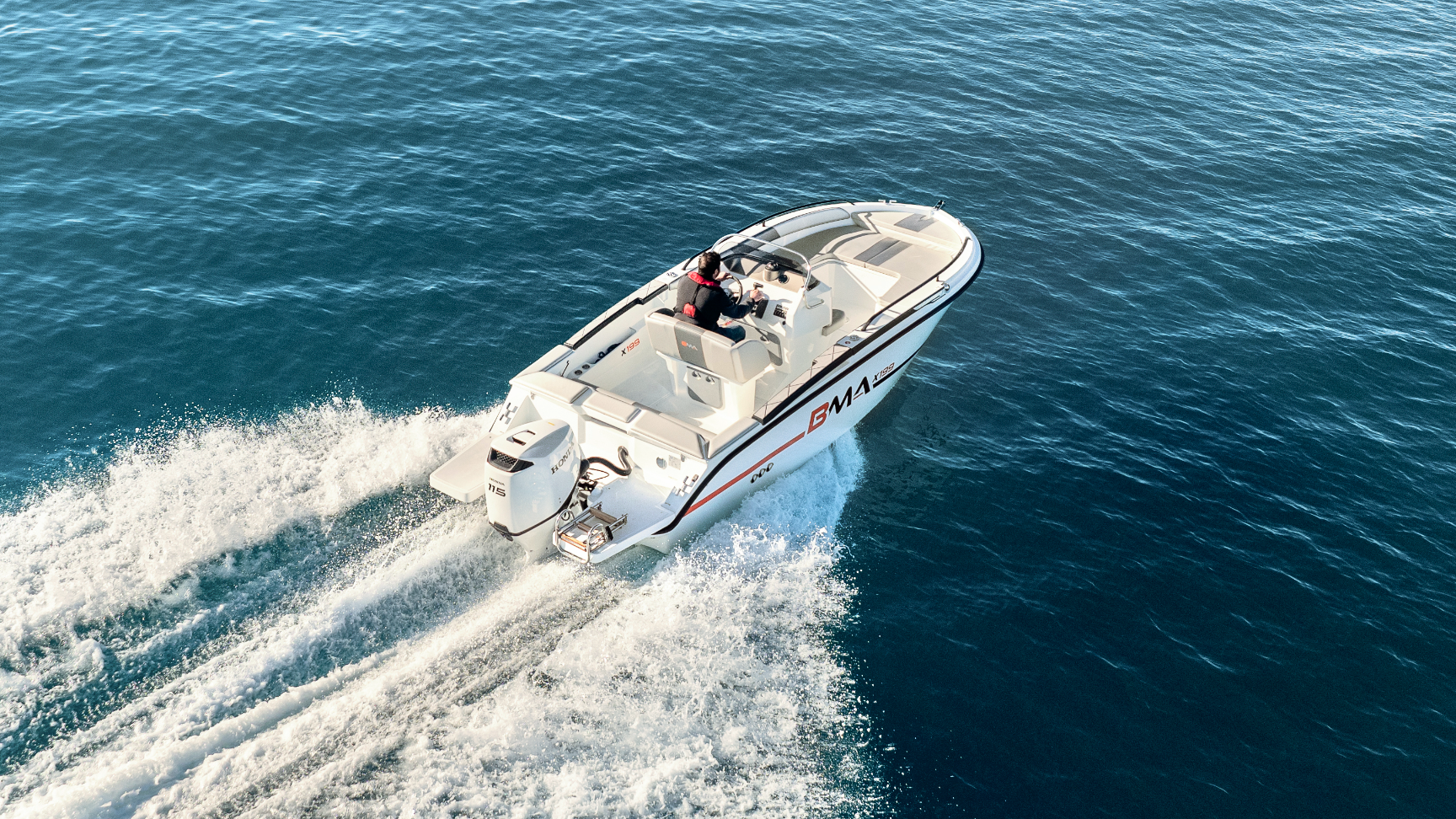 une famille naviguant sur un bateau