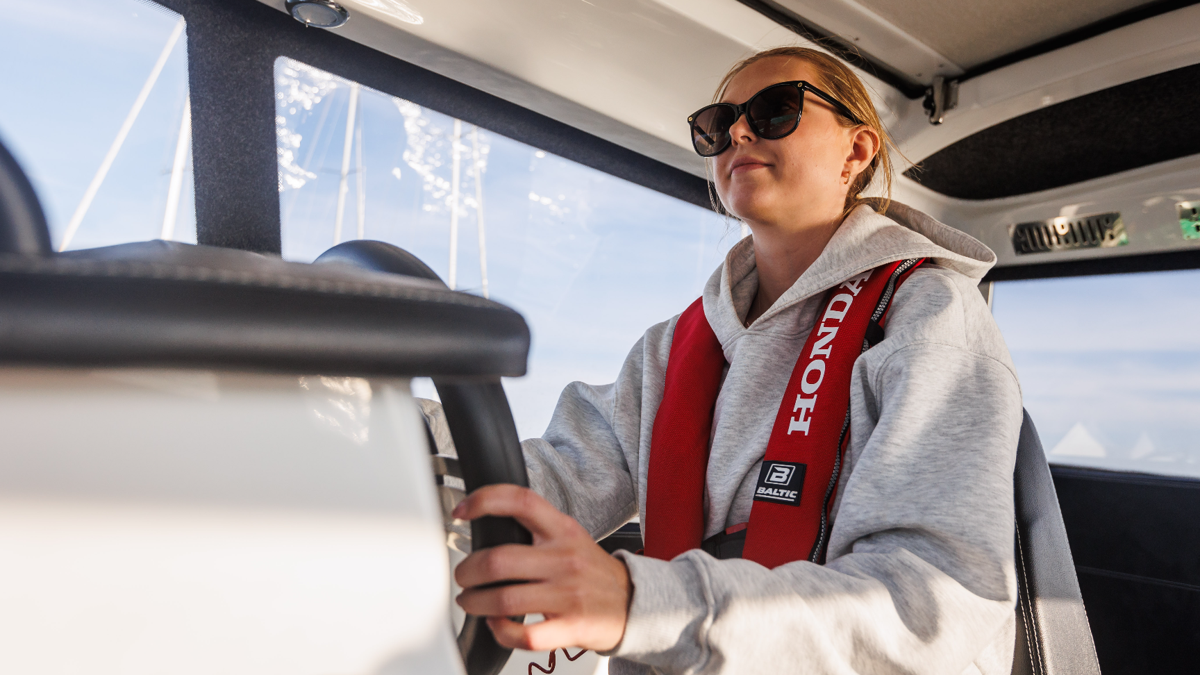 une famille naviguant sur un bateau