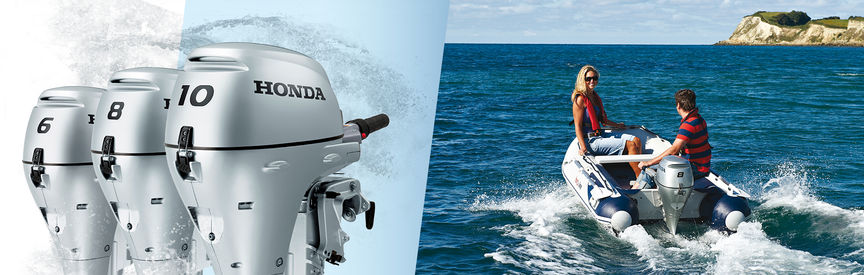 Gauche : 2 moteurs Honda Marine Droite : bateau équipé d'un moteur Honda, utilisé par des démonstrateurs, sur le littoral.