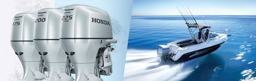 Gauche : 3 moteurs Honda Marine Droite : bateau équipé d'un moteur Honda, utilisé par des démonstrateurs, sur le littoral.