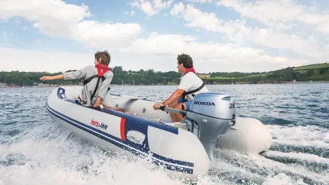 Gros plan de deux personnes sur un bateau en pleine mer