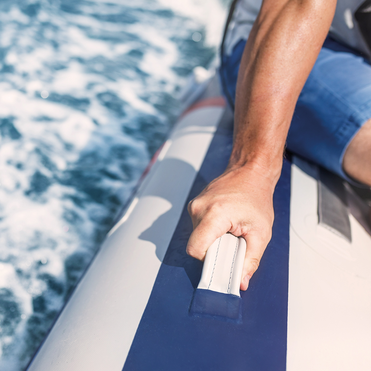 Gros plan sur le moteur du bateau