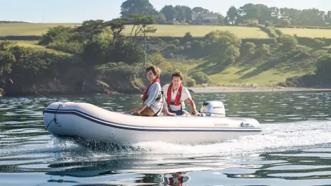 Bateau dans l'eau avec une végétation pittoresque en arrière-plan