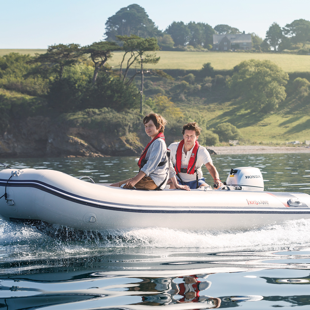 Bateau dans l'eau avec une végétation pittoresque en arrière-plan