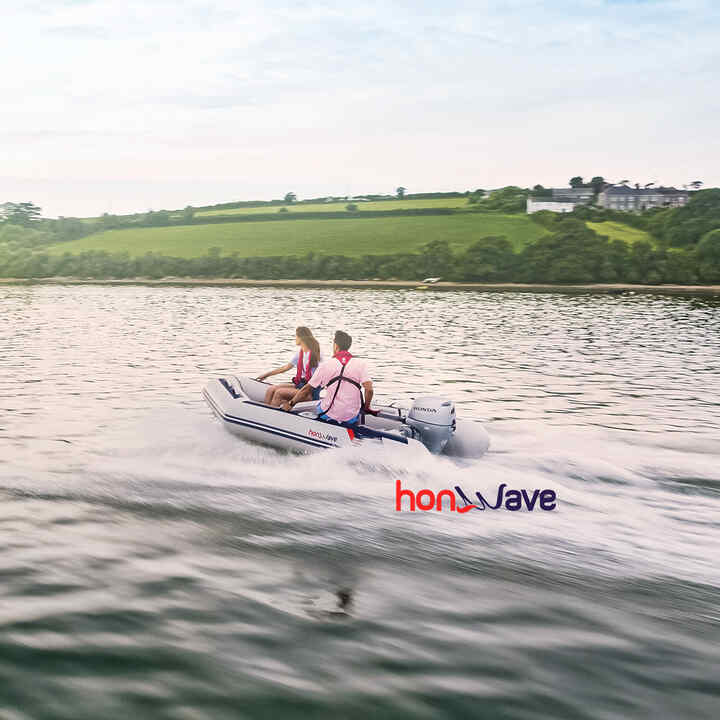 Couple sur un bateau sur l'eau